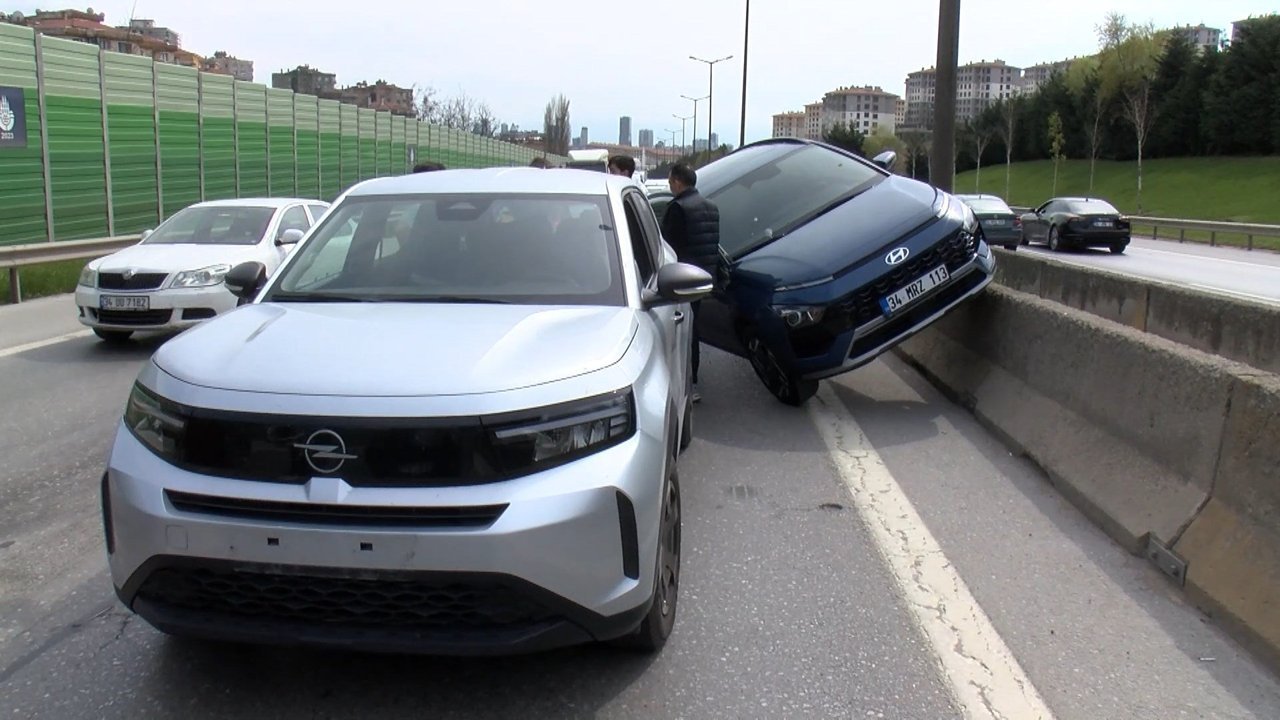 Kartal’da 6 aracın karıştığı zincirleme kaza