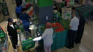 Market hırsızlığı saniye saniye kameraya yansıdı