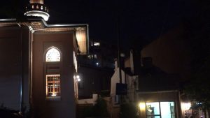 Tarihi caminin yanı başındaki mekân tartışma yarattı