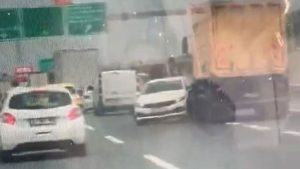 Kuzey Marmara Otoyolu’nda tır otomobili metrelerce sürükledi