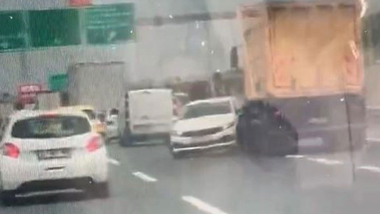 Kuzey Marmara Otoyolu’nda tır otomobili metrelerce sürükledi